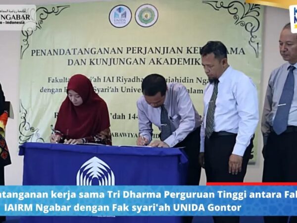 Penandatanganan perjanjian kerjasama Fakultas Syariah Institut Agama Islam Riyadlotul Mujahidin Ngabar bersama dengan Dekan Fakultas Syariah Universitas Darussalam Gontor  dalam lingkup pelaksanaan Tri Dharma Perguruan Tinggi
